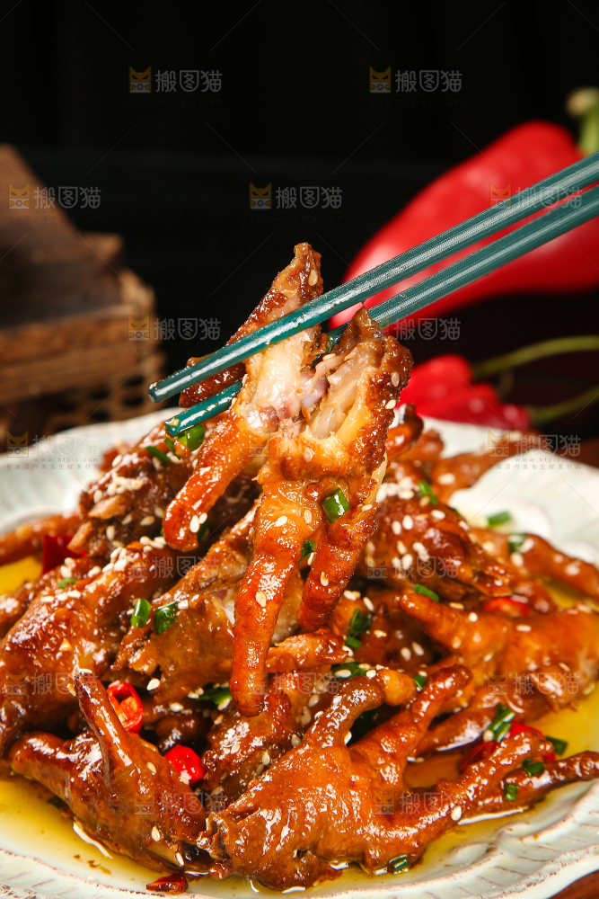 筷子上夹着鸡爪