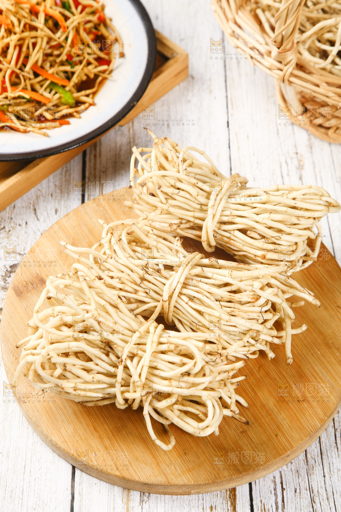 木板上放着一堆鲜嫩鱼腥草