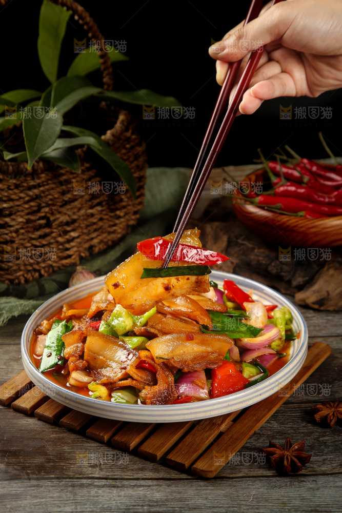 筷子上夹着小炒回锅肉