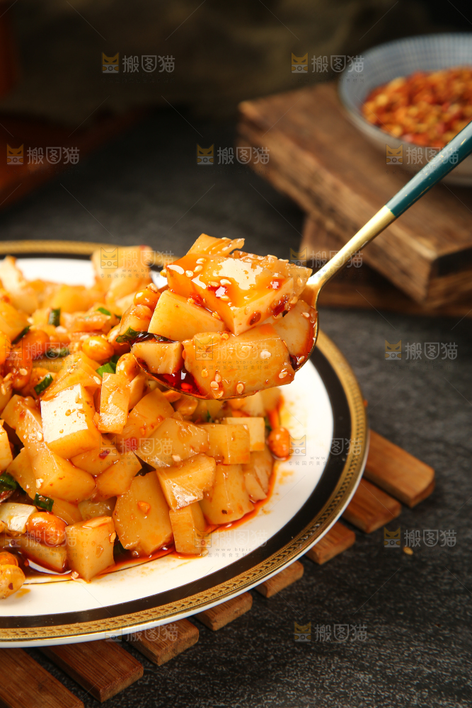 勺子上舀着米豆腐
