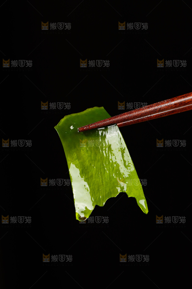 筷子上夹着裙带菜