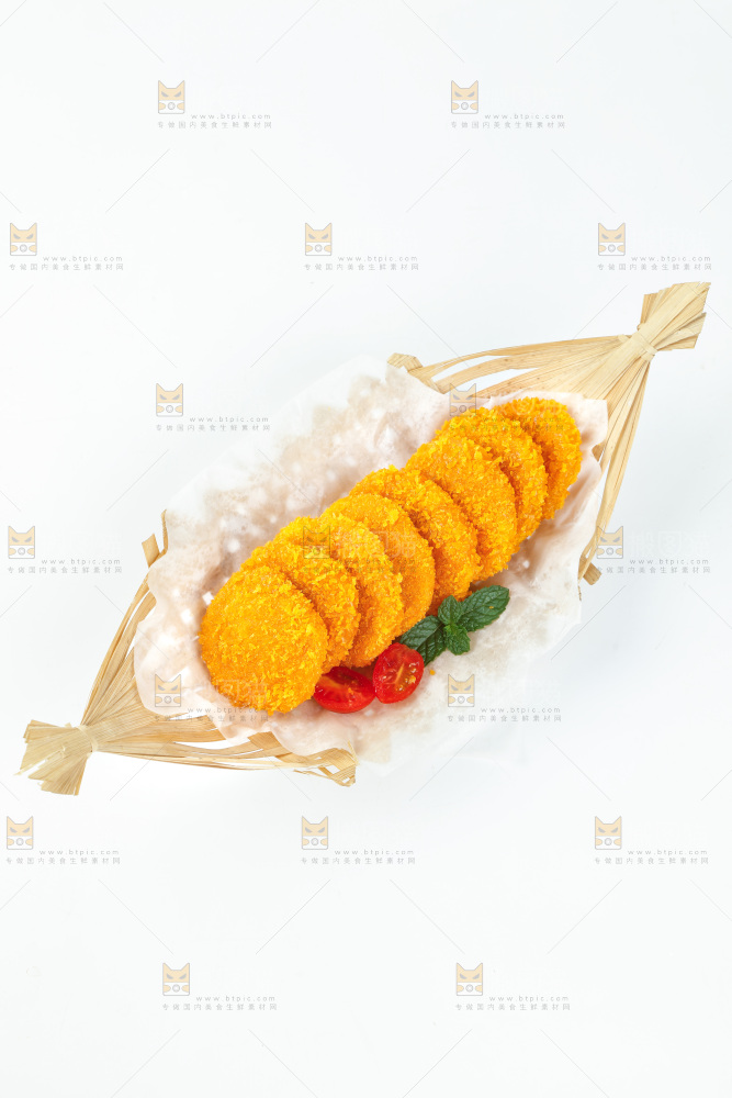 白底上摆放着香糯南瓜饼