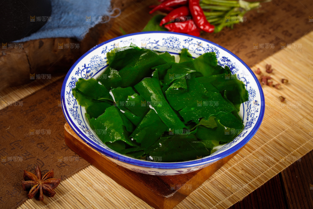碗里泡着裙带菜