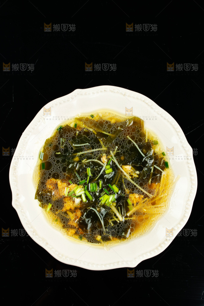 黑底上一盘裙带菜汤