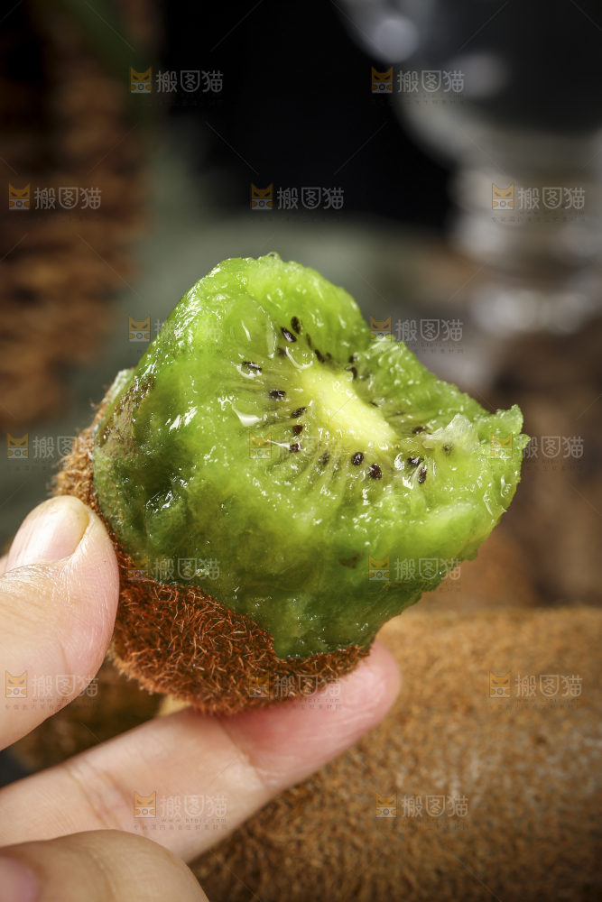 手里拿着绿心猕猴桃
