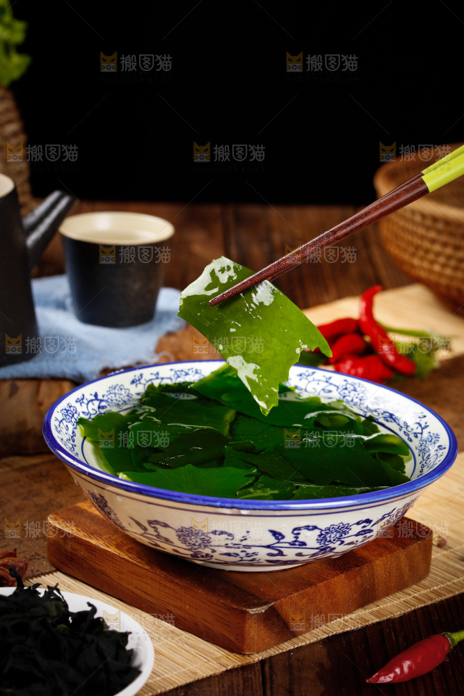筷子上夹着裙带菜