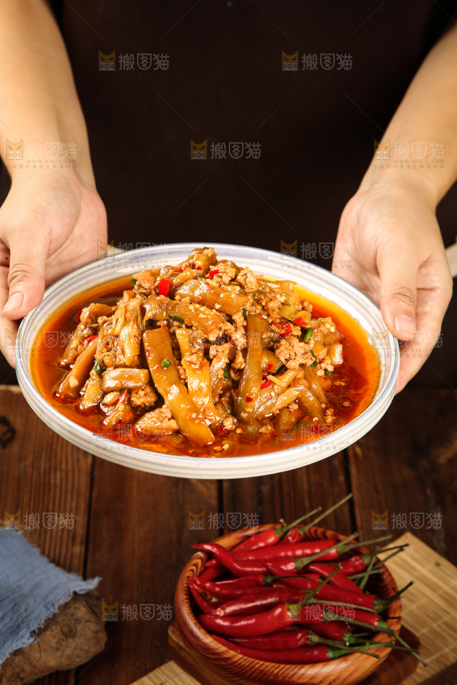 手里端着一盘肉沫烧茄子
