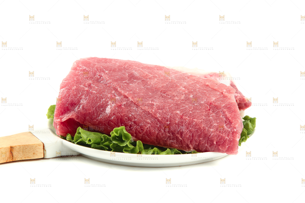 白底上摆放着一盘猪肉