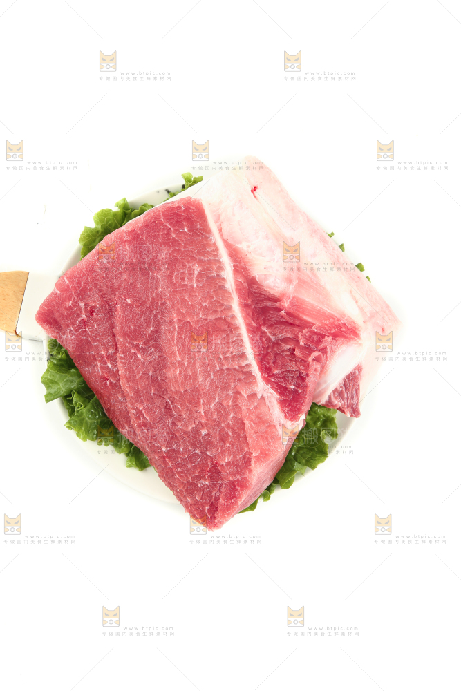 白底上摆放着一盘猪肉