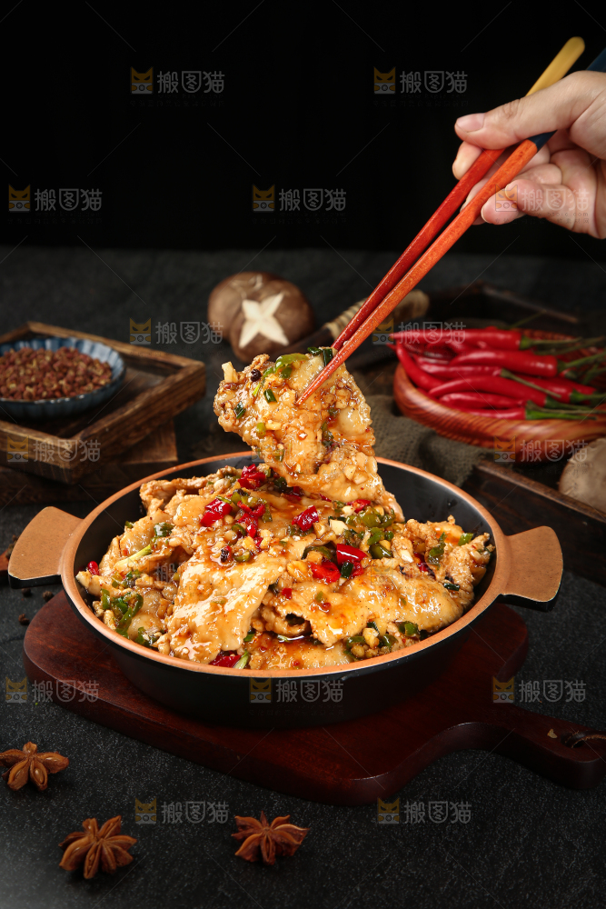 筷子上夹着水煮肉片
