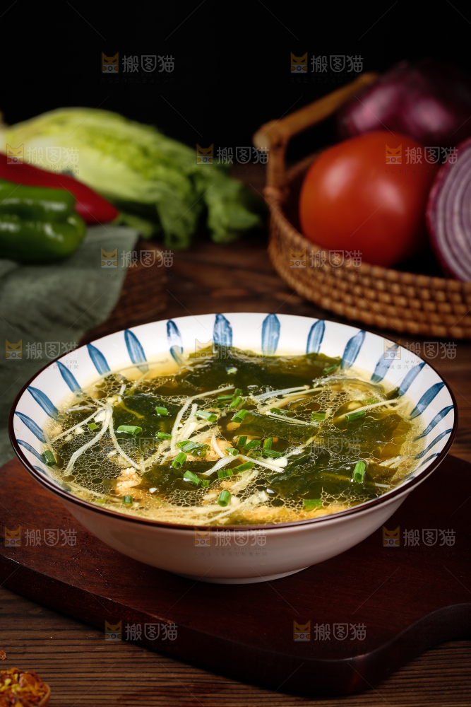 木底上一盘裙带肉沫汤