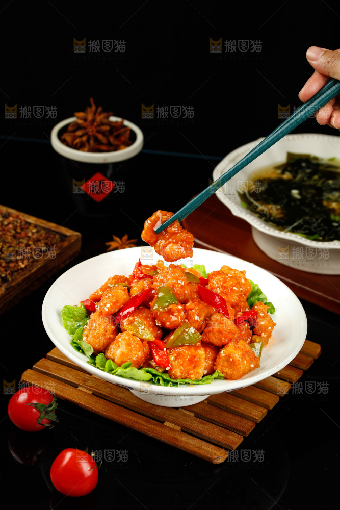 筷子上夹着糖醋咕咾肉