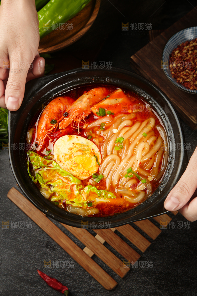 手里 端着酸辣土豆粉
