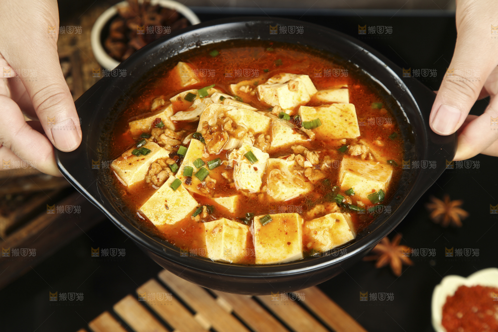 手里端着肉沫豆腐