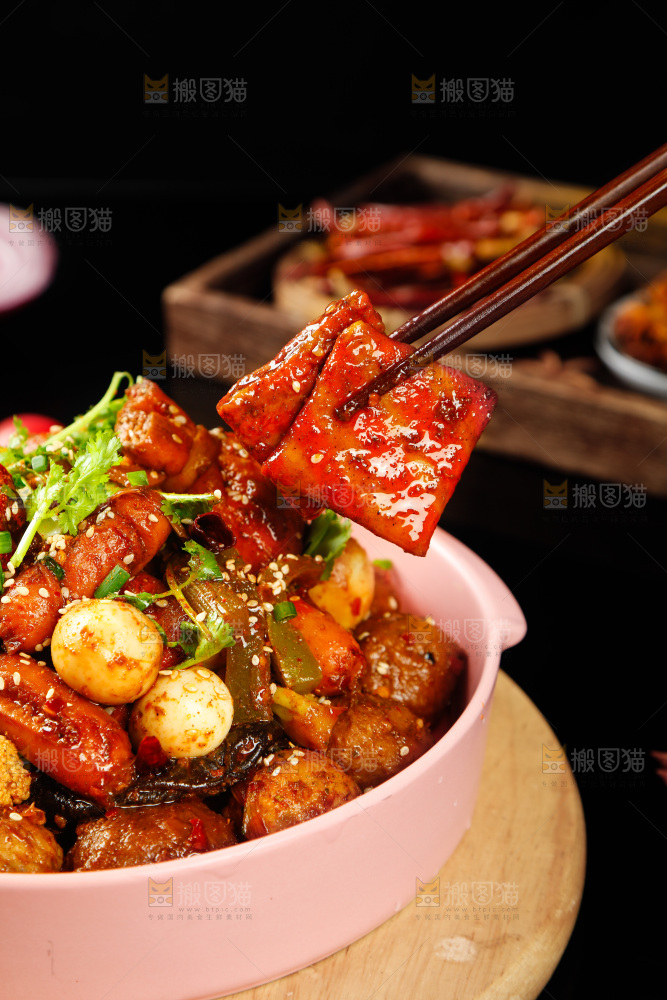 筷子上夹着豆干