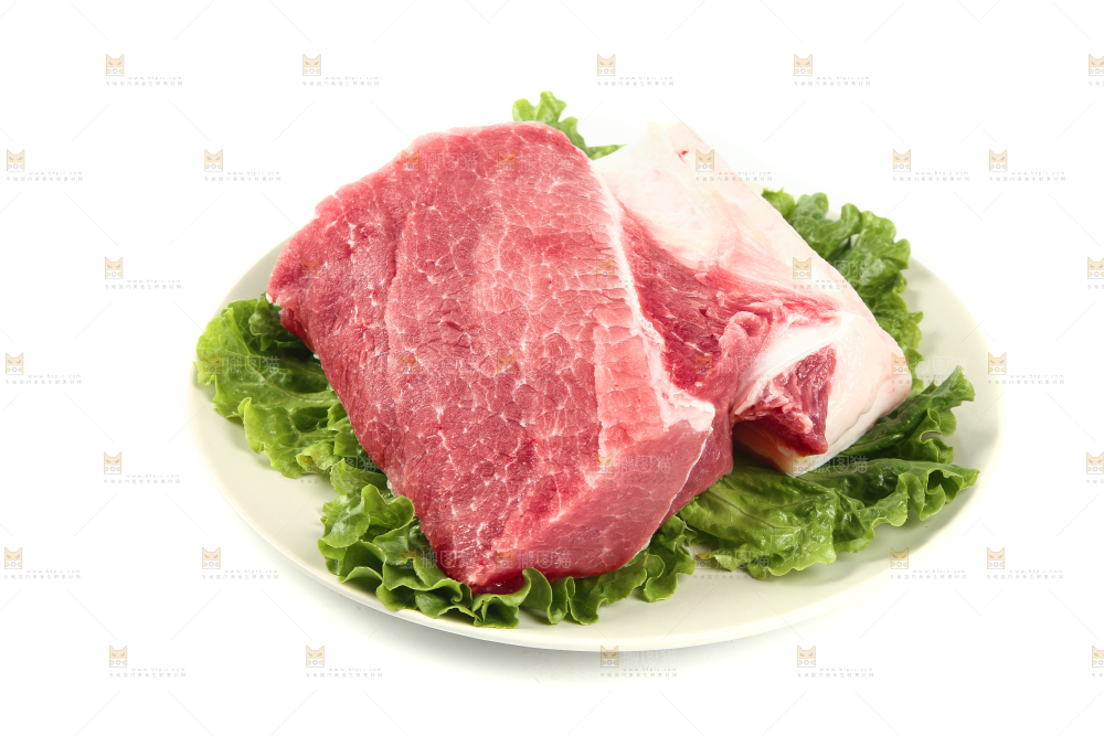 白底上摆放着一盘猪肉