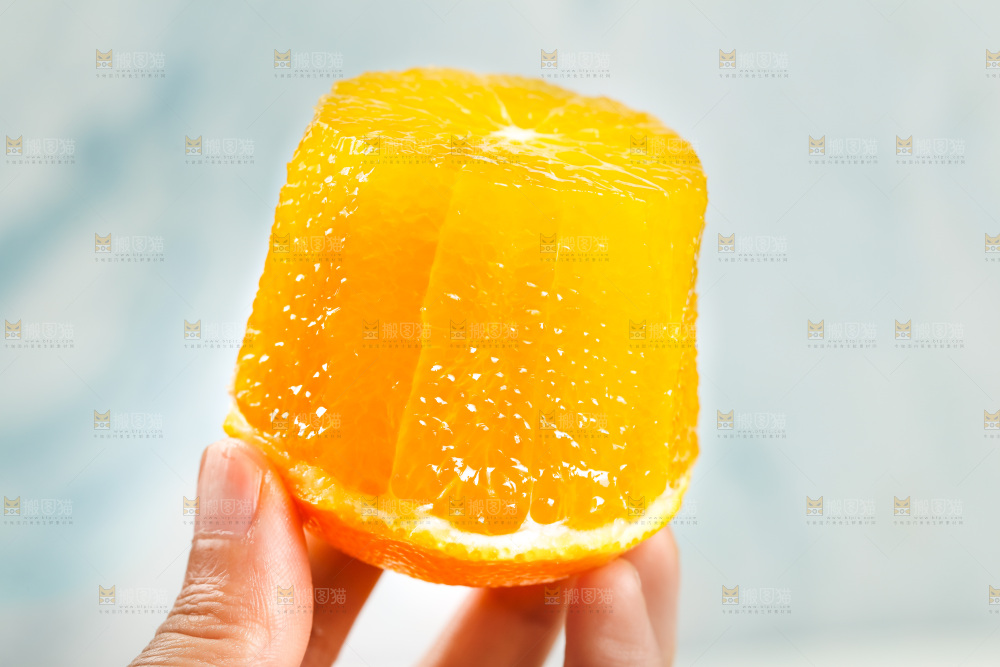 手里拿着爱媛果冻橙果肉