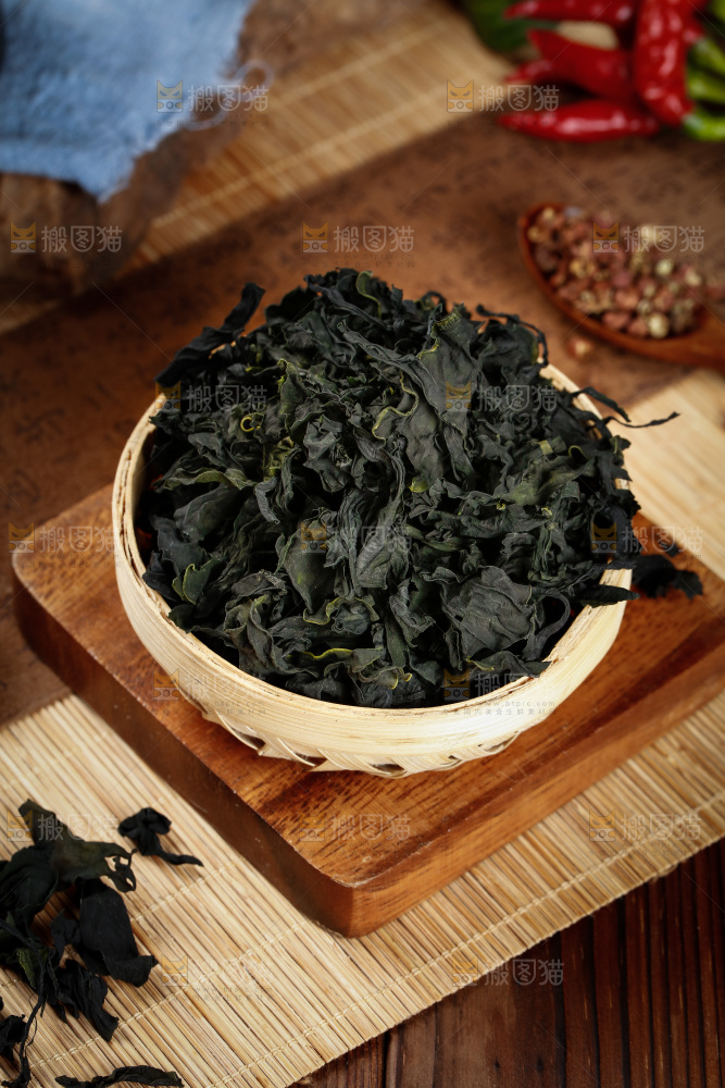 木底上一篮干裙带菜