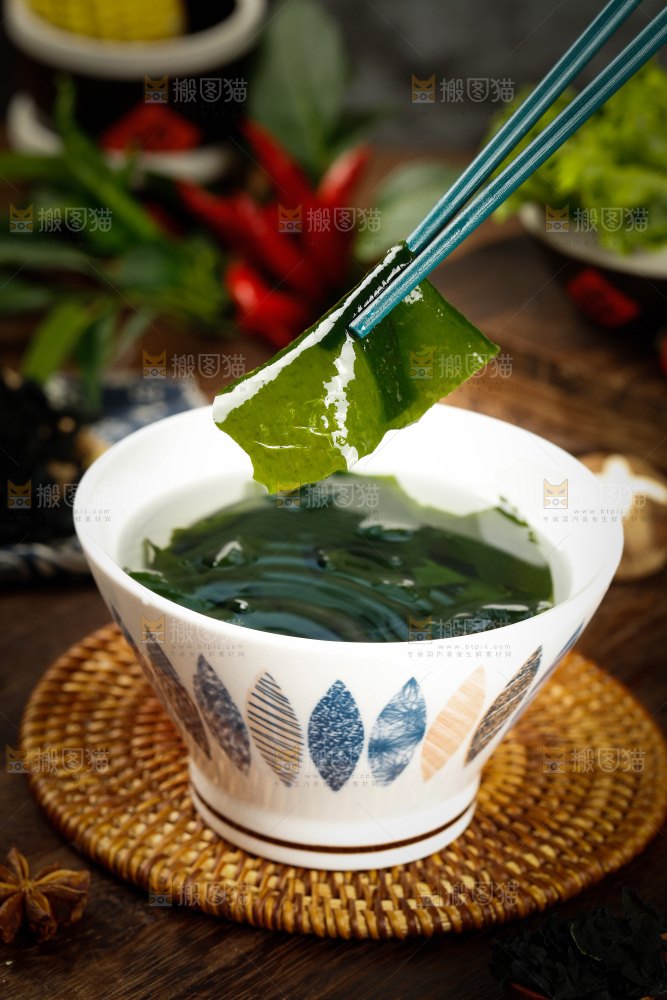 筷子上夹着裙带菜