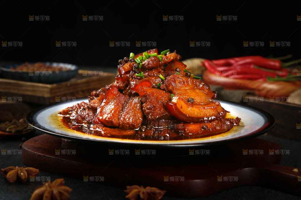 深底上摆放着一盘红烧把子肉