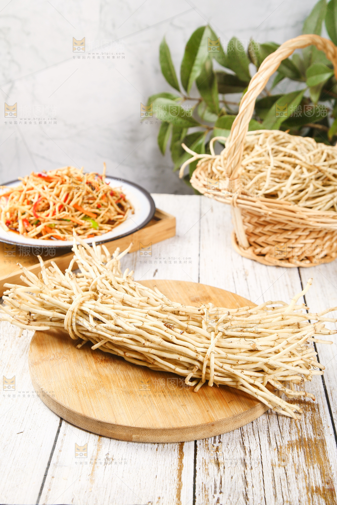 木板上摆放着鱼腥草