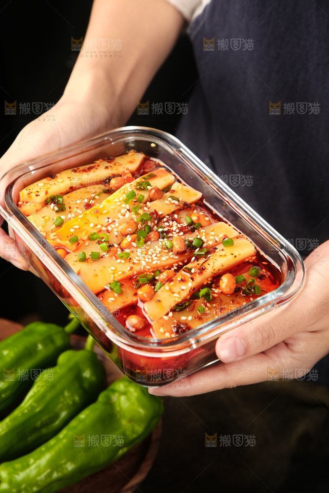 手里端着香辣米豆腐