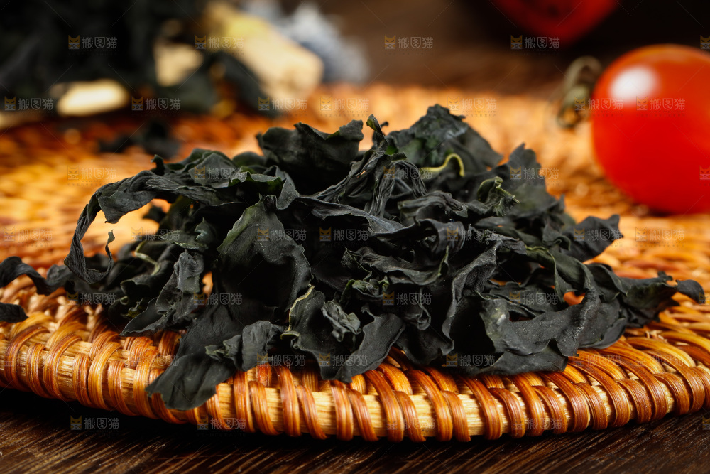垫子上的干裙带菜