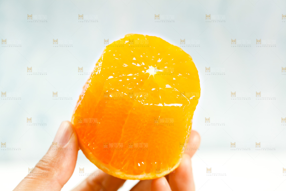 手里拿着爱媛果冻橙果肉