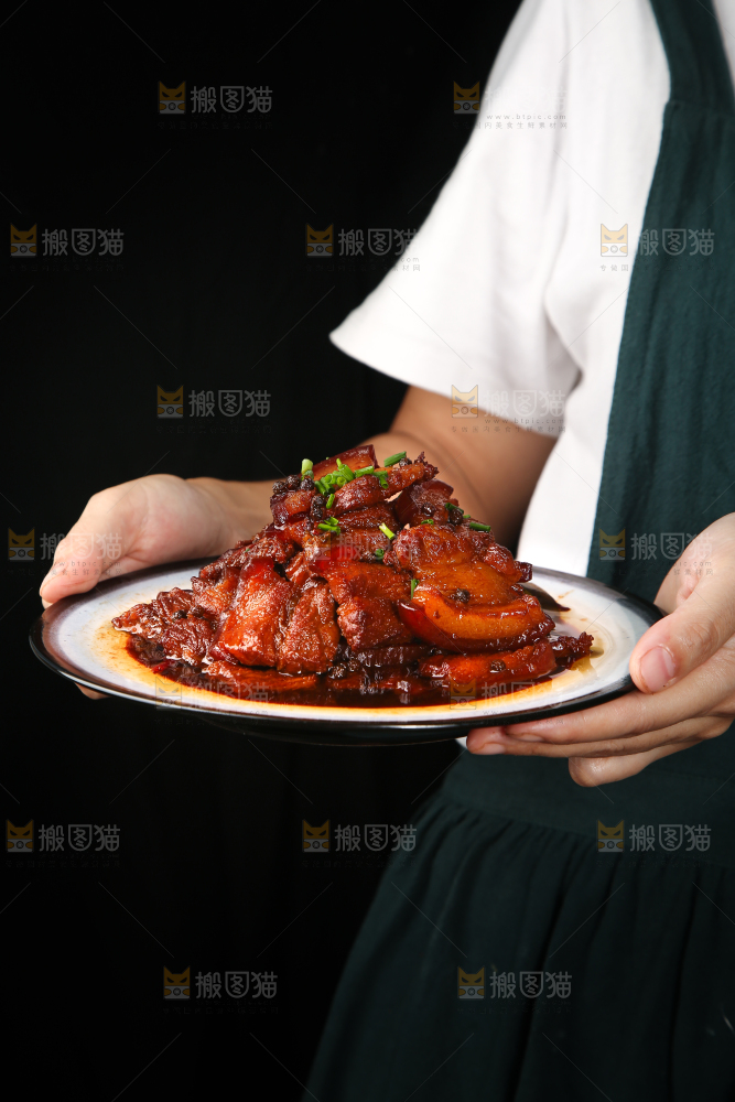 手里端着一盘秘制把子肉