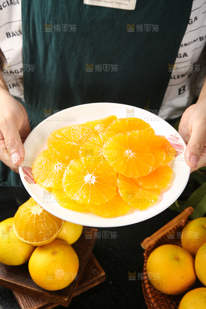 手里端着一盘果冻橙果肉