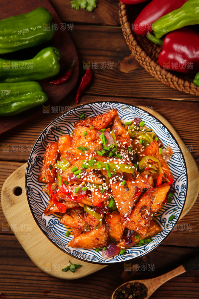 木板上放着一盘红烧米豆腐