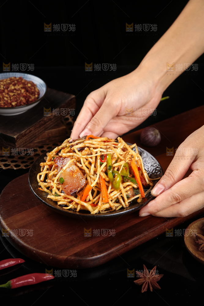 手里端着一盘腊味小炒鱼腥草