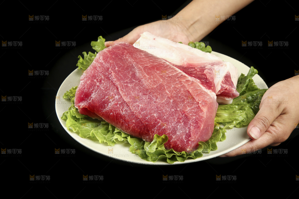 手里端着一盘瘦肉