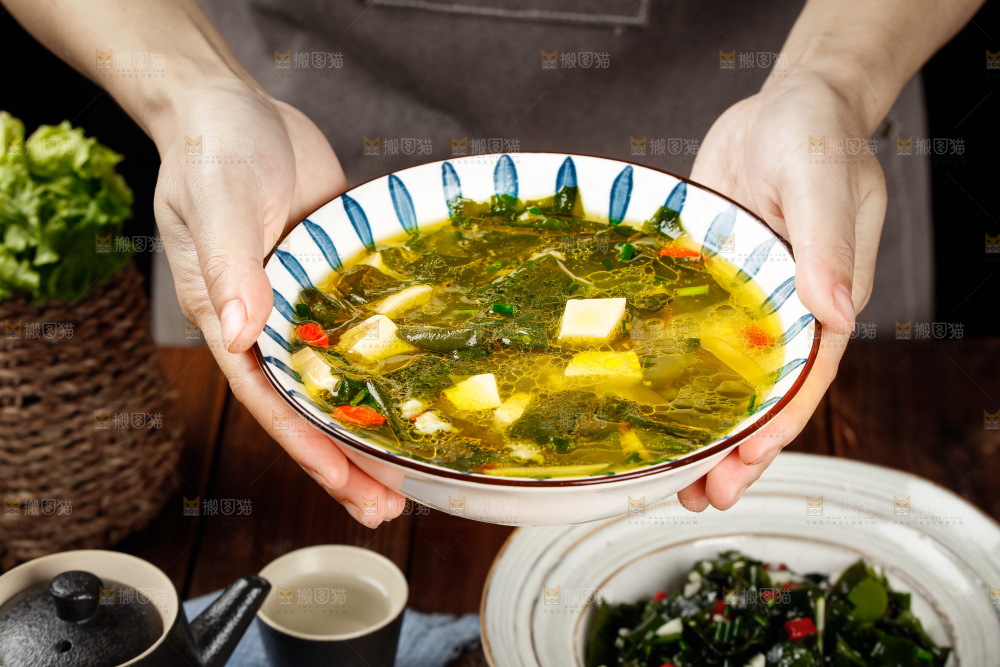 手里端着裙带汤