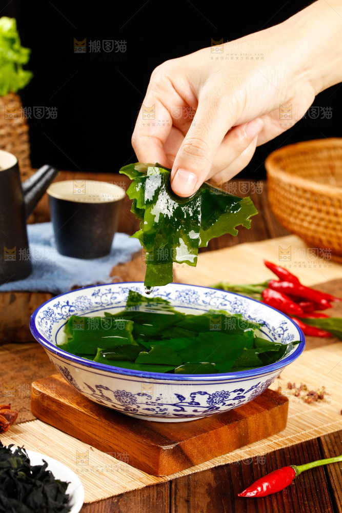 手里拿着裙带菜