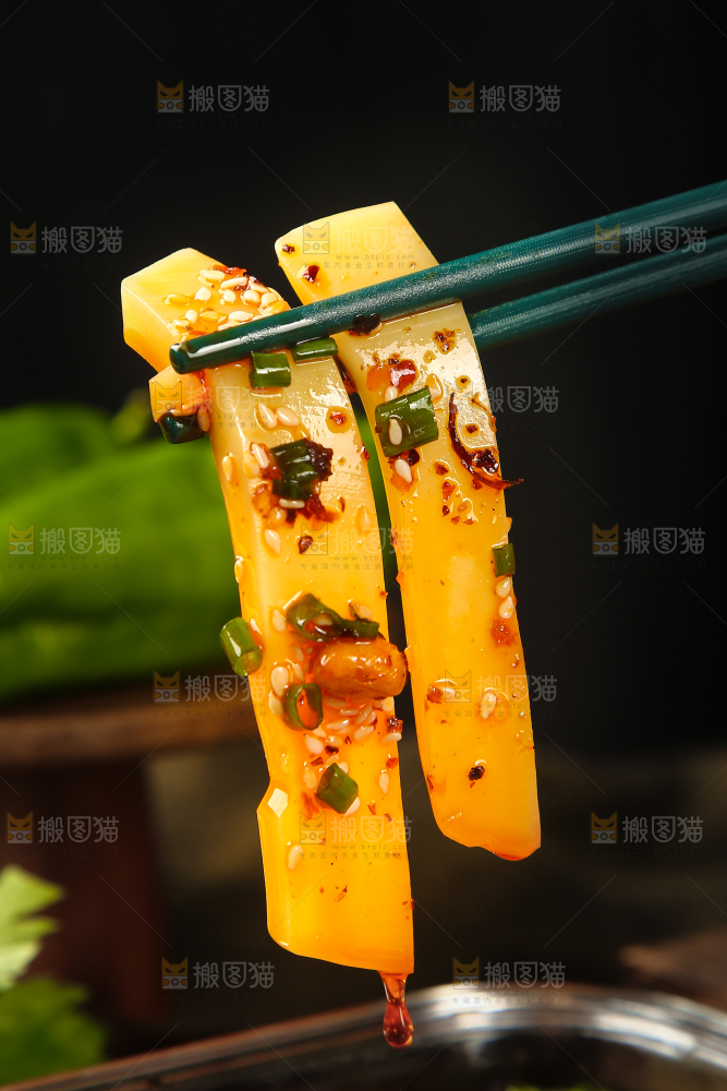 筷子上夹着米豆腐
