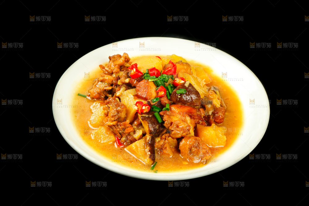 黑底上一盘红烧鸡肉焖土豆