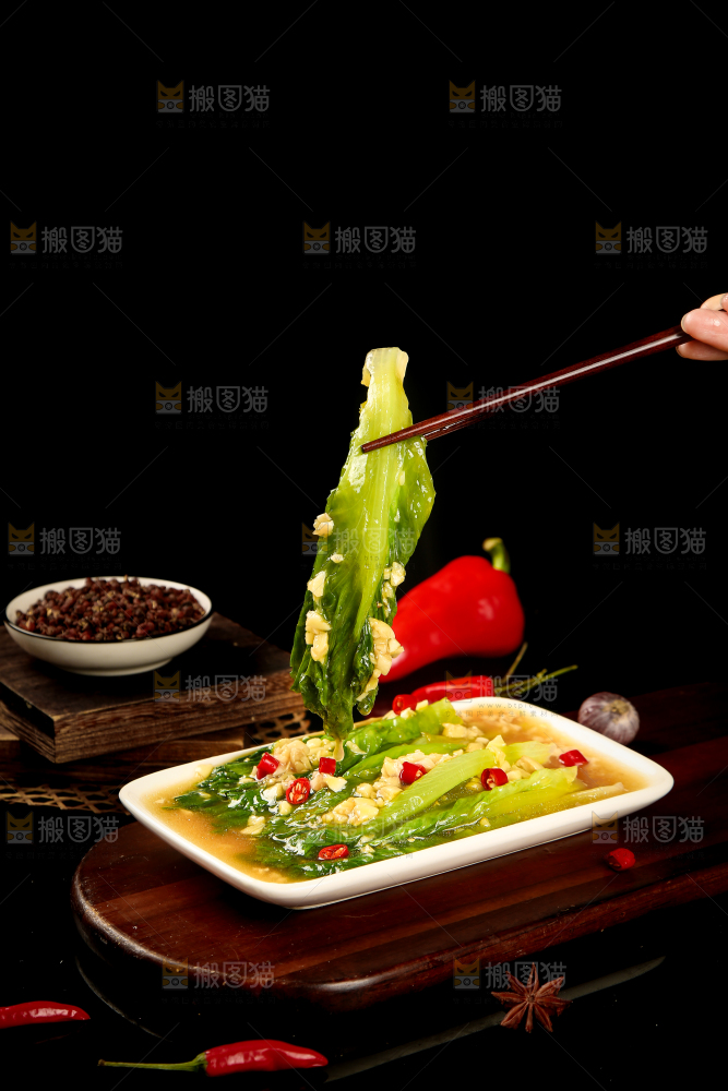 筷子上夹着白灼生菜