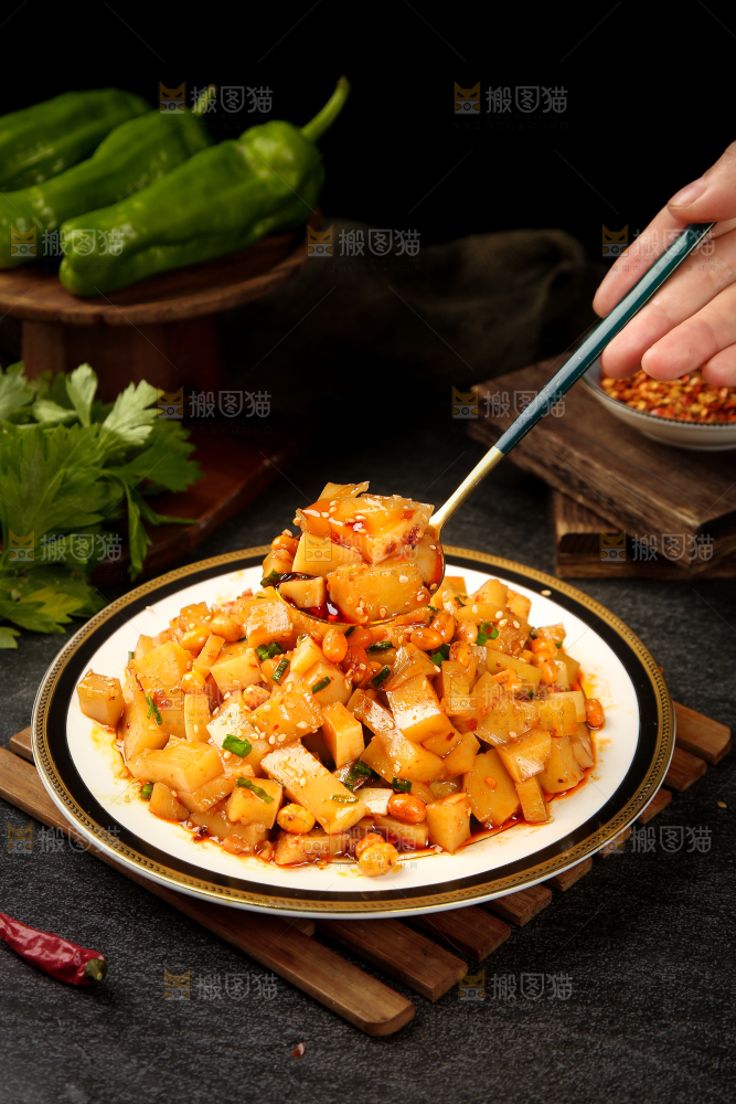 勺子上舀着米豆腐