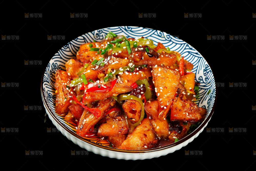 黑底上放着一盘红烧米豆腐