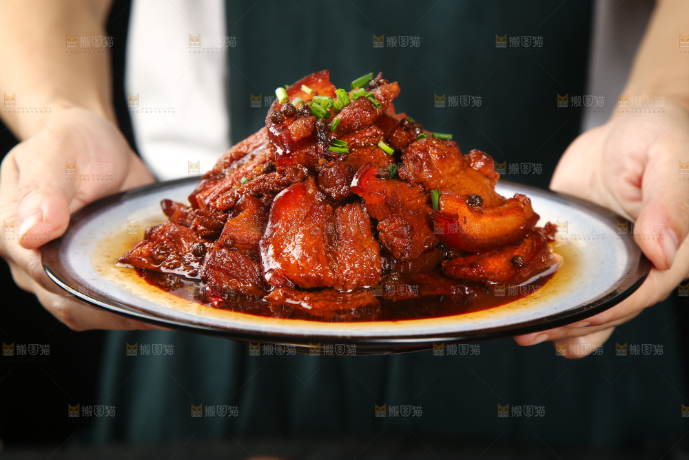 手里端着一盘秘制把子肉