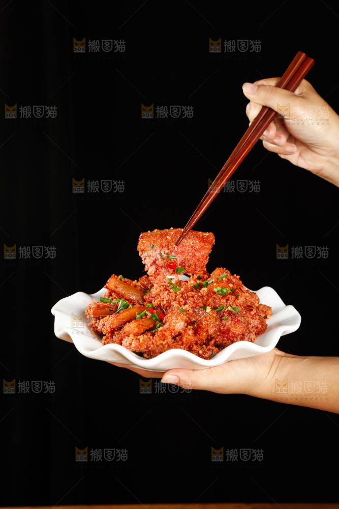 手里端着一盘蒸五花肉