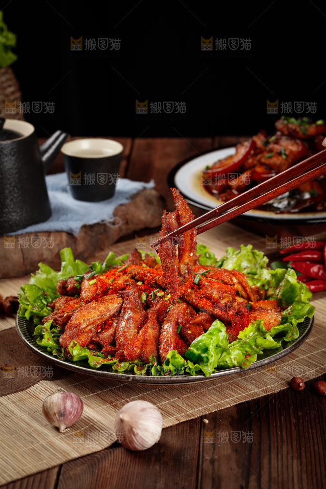 筷子上夹着香酥鸡翅尖