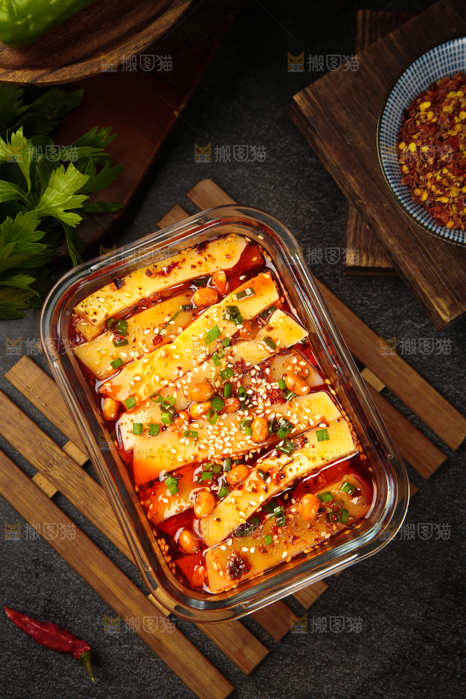 碗里的的凉拌米豆腐