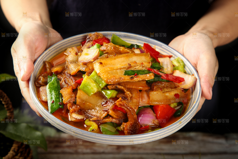手里端着一盘川香回锅肉