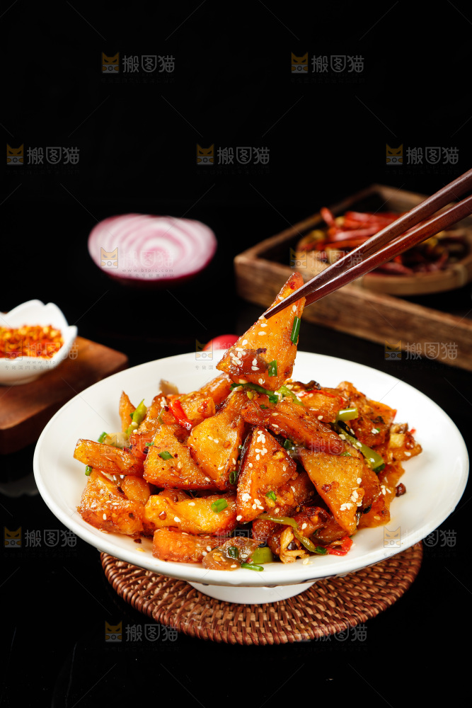 筷子上夹着米豆腐