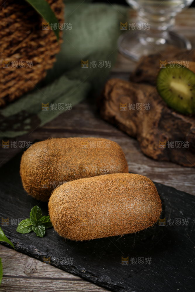 黑石板上的修文猕猴桃