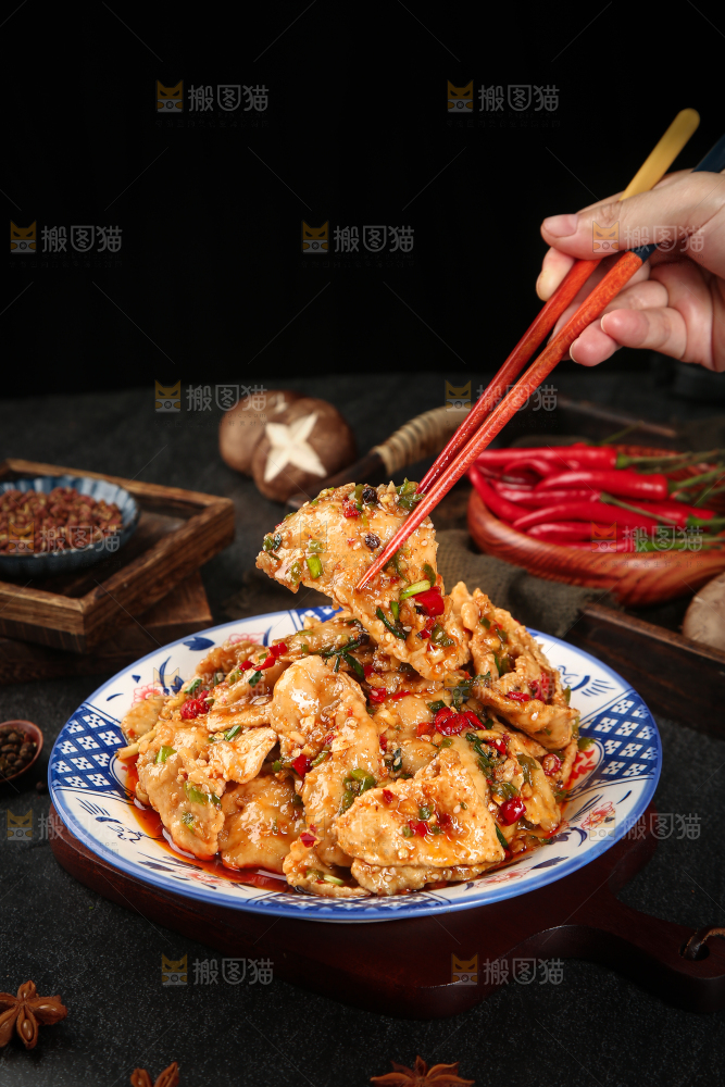 筷子上夹着水煮肉片