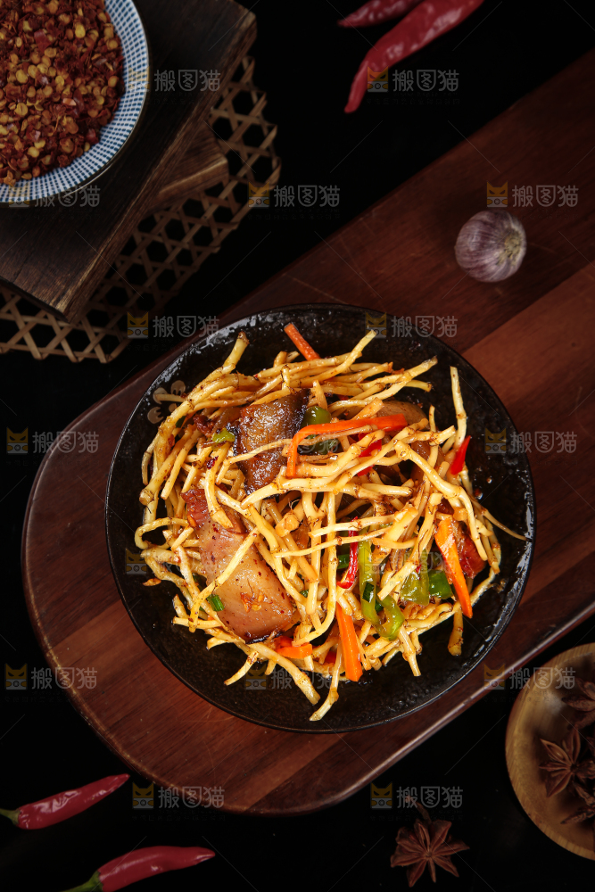 木板上放着鱼腥草炒腊肉