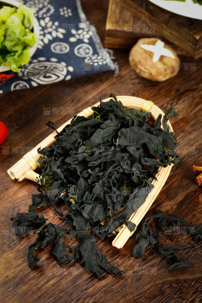 簸箕里的干裙带菜